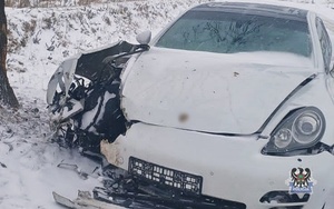 Kolejny apel policjantów o zachowanie zasad bezpieczeństwa na drogach. Mężczyzna uderzył prowadzonym przez siebie samochodem w drzewo