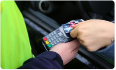 Płatności bezgotówkowe za mandaty w Policji – program przedłużony do 2028 roku