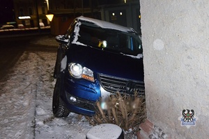 Na zdjęciu samochód prowadzony przez nietrzeźwego kierującego.