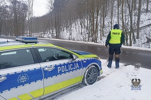 Na zdjęciu radiowóz oraz policjant.
