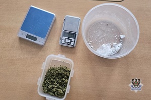 Dwoje poszukiwanych zatrzymanych. Podczas jednej z interwencji dodatkowo wpadła kobieta posiadająca narkotyki