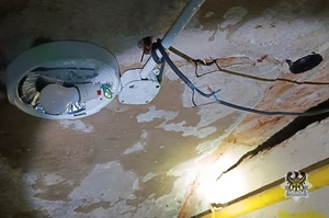 Na zdjęciu nielegalne przyłącze prądu.