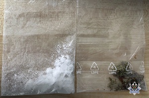 Na zdjęciu przykładowe narkotyki w postaci marihuany i amfetaminy.