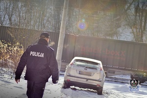 Na zdjęciu policjant w trakcie sprawdzania miejsc, w których mogą przebywać osoby bezdomne.