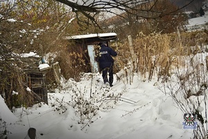 Na zdjęciu policjant w trakcie sprawdzania miejsc, w których mogą przebywać osoby bezdomne.