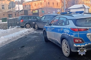 Na zdjęciu pojazdy biorące udział w pościgu.