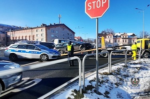 Na zdjęciu uszkodzone samochody na miejscu kolizji drogowej.