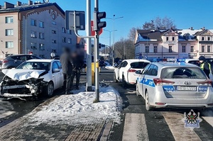 Wjechał na skrzyżowanie na czerwonym świetle. Poważnie wyglądające zdarzenie na szczęście skończyło się bez ofiar