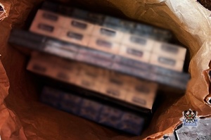 Na zdjęciu zabezpieczone kartony z nielegalnymi papierosami.