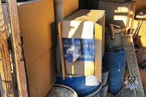 Na zdjęciu zabezpieczone kartony z nielegalnymi papierosami.