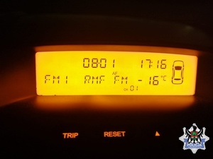 wyświetlacz w samochodzie wskazujący temperature -16