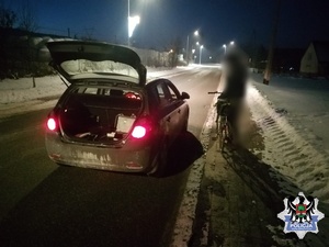 nieznakowany radiowóz i zatrzymany mężczyzna z rowerm