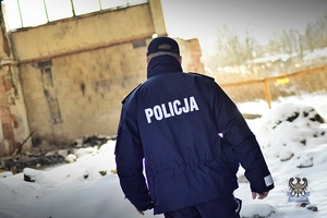 policjant podczas kontroli opuszonych działek, pustostanów