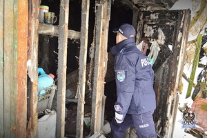 policjant podczas kontroli opuszonych działek, pustostanów