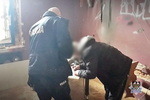 policjant podczas kontroli opuszonych działek, pustostanów