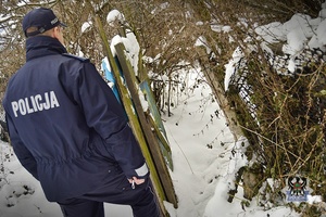 policjant podczas kontroli opuszonych działek, pustostanów