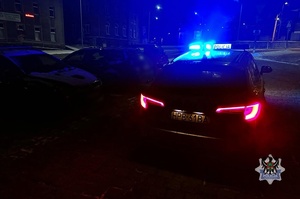 Na zdjęciu radiowóz oraz kontrolowany samochód.