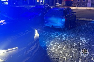 Na zdjęciu radiowóz oraz kontrolowany samochód.