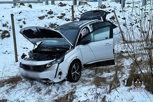 Na zdjęciu uszkodzony w wyniku kolizji drogowej samochód.