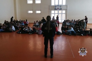 Na zdjęciu policjanci podczas pogadanki z uczniami szkoły podstawowej.