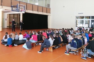 Na zdjęciu policjanci podczas pogadanki z uczniami szkoły podstawowej.