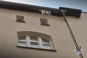 Na zdjęciu przykładowe sople na dachu.