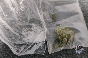 Na zdjęciu zabezpieczone przez policjantów narkotyki.