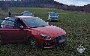 Na zdjęciu radiowozy oraz samochód, którym uciekał sprawca.