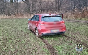 Na zdjęciu radiowozy oraz samochód, którym uciekał sprawca.