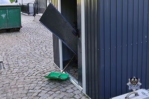 Na zdjęciu uszkodzone drzwi do pomieszczenia gospodarczego.