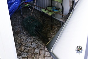 Na zdjęciu uszkodzone drzwi do pomieszczenia gospodarczego.