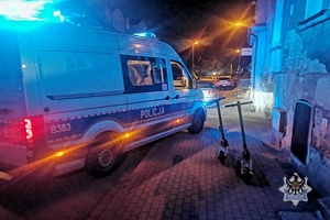 Na zdjęciu radiowóz oraz hulajnogi elektryczne.