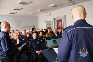 Na zdjęciu policjanci oraz zaproszeni goście podczas odprawy służbowej w KMP Wałbrzych.