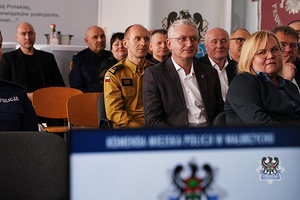 Na zdjęciu policjanci oraz zaproszeni goście podczas odprawy służbowej w KMP Wałbrzych.