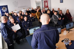 Na zdjęciu policjanci oraz zaproszeni goście podczas odprawy służbowej w KMP Wałbrzych.