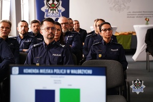Na zdjęciu policjanci oraz zaproszeni goście podczas odprawy służbowej w KMP Wałbrzych.