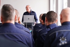 Na zdjęciu policjanci oraz zaproszeni goście podczas odprawy służbowej w KMP Wałbrzych.
