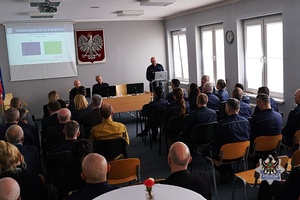 Na zdjęciu policjanci oraz zaproszeni goście podczas odprawy służbowej w KMP Wałbrzych.