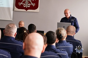 Na zdjęciu policjanci oraz zaproszeni goście podczas odprawy służbowej w KMP Wałbrzych.