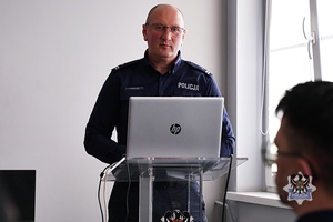 Na zdjęciu policjanci oraz zaproszeni goście podczas odprawy służbowej w KMP Wałbrzych.