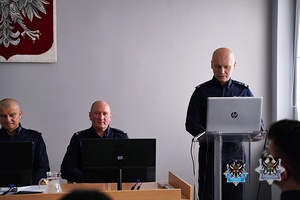 Na zdjęciu policjanci oraz zaproszeni goście podczas odprawy służbowej w KMP Wałbrzych.
