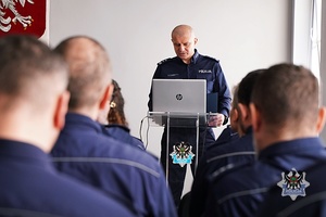 Na zdjęciu policjanci oraz zaproszeni goście podczas odprawy służbowej w KMP Wałbrzych.