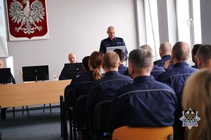 Na zdjęciu policjanci oraz zaproszeni goście podczas odprawy służbowej w KMP Wałbrzych.