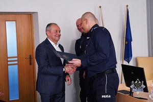 Na zdjęciu policjanci oraz zaproszeni goście podczas odprawy służbowej w KMP Wałbrzych.