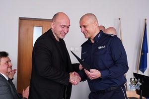 Na zdjęciu policjanci oraz zaproszeni goście podczas odprawy służbowej w KMP Wałbrzych.