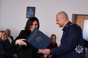 Na zdjęciu policjanci oraz zaproszeni goście podczas odprawy służbowej w KMP Wałbrzych.