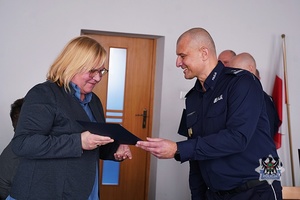 Na zdjęciu policjanci oraz zaproszeni goście podczas odprawy służbowej w KMP Wałbrzych.