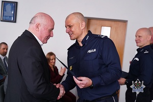 Na zdjęciu policjanci oraz zaproszeni goście podczas odprawy służbowej w KMP Wałbrzych.
