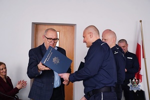 Na zdjęciu policjanci oraz zaproszeni goście podczas odprawy służbowej w KMP Wałbrzych.