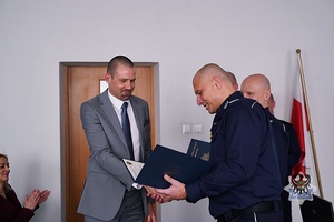 Na zdjęciu policjanci oraz zaproszeni goście podczas odprawy służbowej w KMP Wałbrzych.